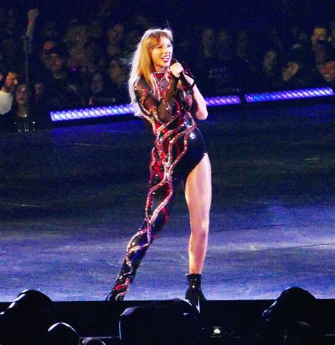 taylor swift one leg outfit